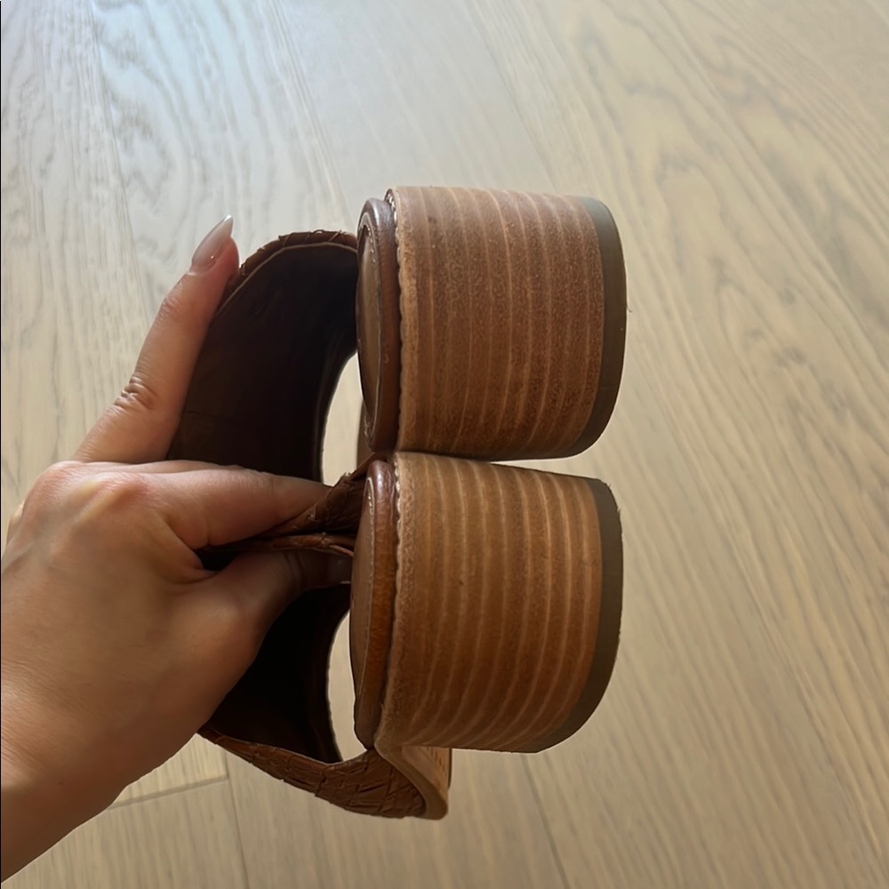FRYE Women's cognac brown woven mules (SIZE 7.5) - Picture 6 of 7